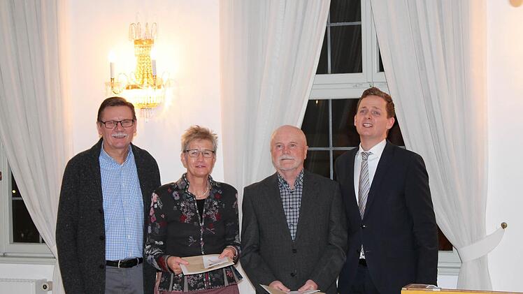 Den Funktionären Elke Schmidt und Manfred Hütter gratulieren Vereinsvorsitzender Uwe Schmidt und Bürgermeister Tobias Ehrlicher. Foto: Christian Dreßel