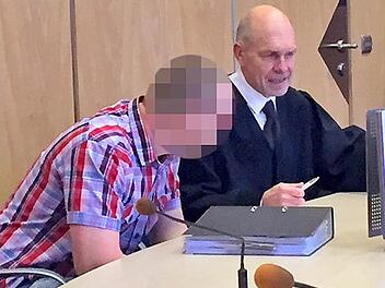 Rechtsanwalt Till Wagler aus Kronach verteidigte den Angeklagten, der mit der Schaufel zugeschlagen und einen Mann aus Kasendorf getötet hatte, im Prozess vor dem Landgericht Coburg. Foto: Stephan Tiroch