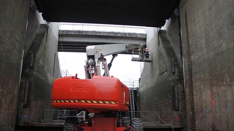 Mit schwerem Gerät machen sich die Experten auf die Suche nach Rissen im Beton.  Foto: Andreas Schmitt