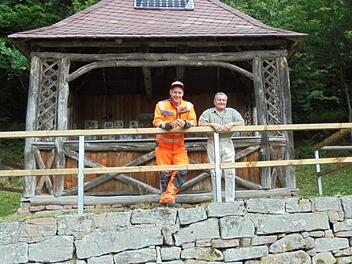Nach getaner Arbeit: Im Mai installierte der Bauhof ein neues Geländer. Im Bild sind Mirko Schneider (links) und Christian Krist abgebildet. Foto: Rainer Spahn