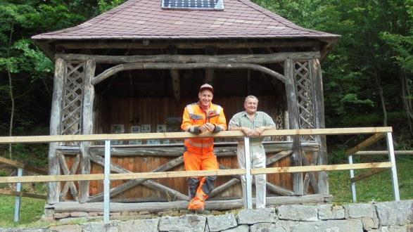 Nach getaner Arbeit: Im Mai installierte der Bauhof ein neues Geländer. Im Bild sind Mirko Schneider (links) und Christian Krist abgebildet. Foto: Rainer Spahn
