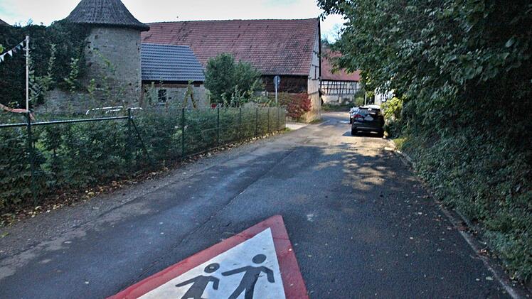 Im Bereich wo die Autos stehen, ereignete sich der schreckliche Unfall. Links der Kindergarten von Prappach. Foto: Helmut Will