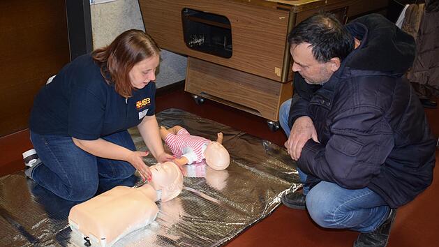 Stephanie Raber vom ASB demonstriert die Herzrhythmusmassage bei Kindern.Sabrina Ruhmann