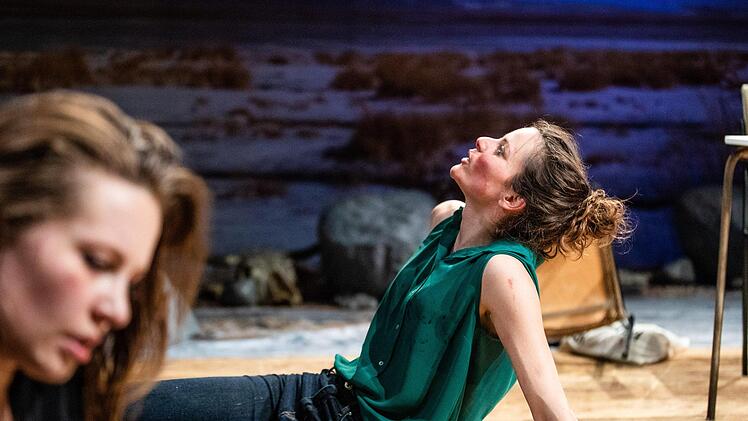 Furioses Kammerspiel: Szene aus der Coburger Erstaufführung der Komödie "Gespräch wegen der Kürbisse" in der Reithalle.Foto: Sebastian Buff