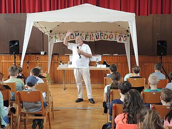 Ein Heimspiel bei der Autorenlesung hatte Thomas McPfeiffer, der in Reiterswiesen wohnt. Unser Bild zeigt ihn in der Garitzer Turnhalle. Foto: Bernd Czelustek