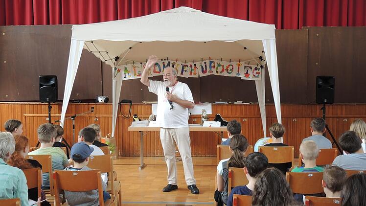 Ein Heimspiel bei der Autorenlesung hatte Thomas McPfeiffer, der in Reiterswiesen wohnt. Unser Bild zeigt ihn in der Garitzer Turnhalle. Foto: Bernd Czelustek