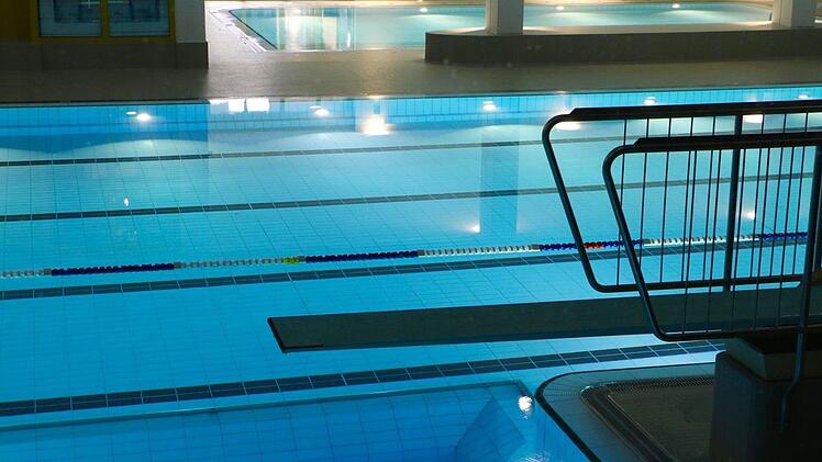 In einem Schwimmbad in Nordrhein-Westfalen ist am Sonntagnachmittag eine Leiche gefunden worden. Der junge Mann trieb leblos im Becken des Hallenbades.  Symbolbild: pixabay.com / 422737