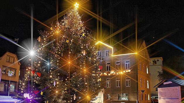 Ein schön geschmückter Christbaum sorgt auch dieses Jahr für weihnachtliche  Atmosphäre auf dem Marktplatz in Maßbach.  In Maßbach soll für gut 60 000 Euro eine Notwasserversorgung gebaut werden.Dieter Britz