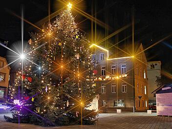 Ein schön geschmückter Christbaum sorgt auch dieses Jahr für weihnachtliche  Atmosphäre auf dem Marktplatz in Maßbach.  In Maßbach soll für gut 60 000 Euro eine Notwasserversorgung gebaut werden.Dieter Britz