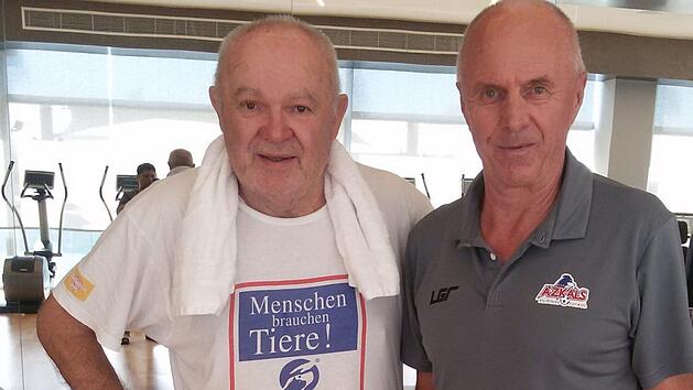 Auf dem Weg zur gemeinsamen Fitness-Einheit: Der Kulmbacher Alfons Schunk war Assistent von Star-Trainer Sven G&ouml;ran Eriksson (rechts) bei der Asien-Meisterschaft. Foto: privat