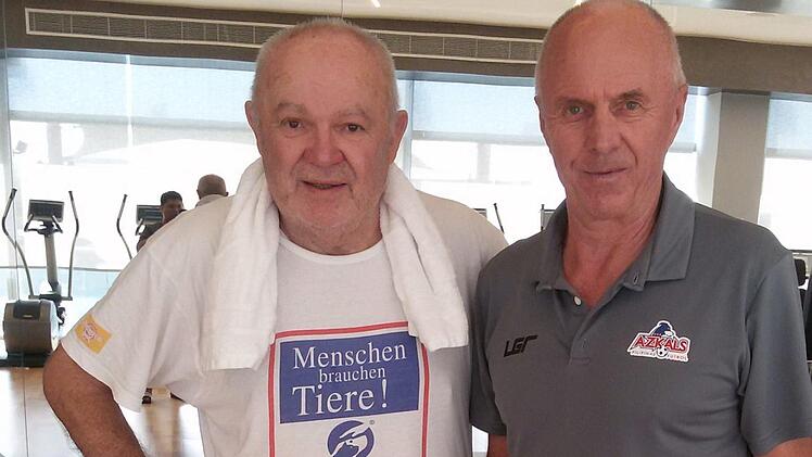 Auf dem Weg zur gemeinsamen Fitness-Einheit: Der Kulmbacher Alfons Schunk war Assistent von Star-Trainer Sven Göran Eriksson (rechts) bei der Asien-Meisterschaft. Foto: privat