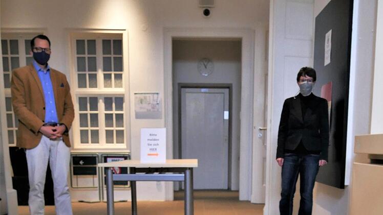 Damit die Fränkische Galerie wieder öffnen konnte, haben Tourismus-Chefin Kerstin Löw und Museologe Alexander Süß Sicherheitsvorkehrungen getroffen.  Foto: Sandra Hackenberg