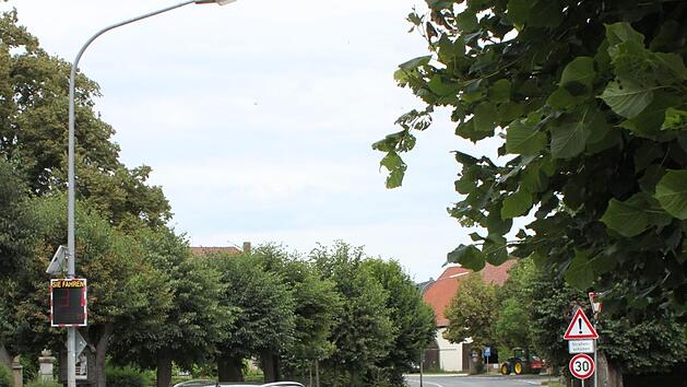 In der Ortsmitte Klosterlangheims gilt Tempo 30, allerdings nur vorl&auml;ufig aus Sorge wegen des Stra&szlig;enuntergrundes.