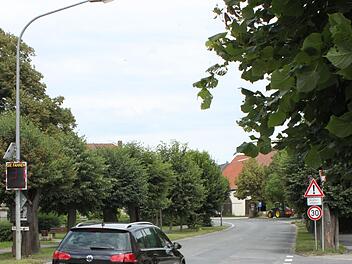 In der Ortsmitte Klosterlangheims gilt Tempo 30, allerdings nur vorläufig aus Sorge wegen des Straßenuntergrundes.