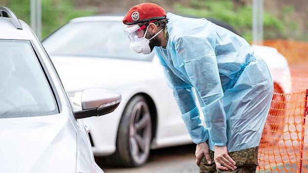 In Wonfurt k&ouml;nnen sich B&uuml;rger auf eine Infektion mit dem Coronavirus testen Lassen. An der Teststation sind auch Soldaten der Bundeswehr aus Volkach eingesetzt.  Foto: Ren&eacute; Ruprecht