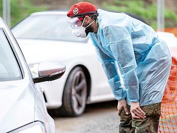 In Wonfurt können sich Bürger auf eine Infektion mit dem Coronavirus testen Lassen. An der Teststation sind auch Soldaten der Bundeswehr aus Volkach eingesetzt.  Foto: René Ruprecht