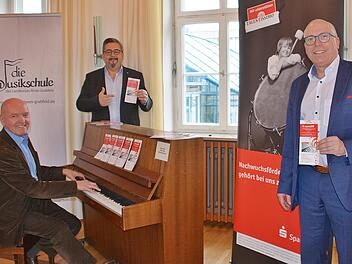 Im großen Sitzungssaal des Landkreises Rhön-Grabfeld in Bad Neustadt gaben Frank Stäblein, Leiter der Kreismusikschule und Sparkassendirektor Georg Straub erste Informationen zum Wettbewerb Talentissimo 2022. Mit dabei: Landrat Thomas Habermann zeigt, dass er auch Klavier spielen kann.