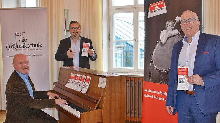 Im großen Sitzungssaal des Landkreises Rhön-Grabfeld in Bad Neustadt gaben Frank Stäblein, Leiter der Kreismusikschule und Sparkassendirektor Georg Straub erste Informationen zum Wettbewerb Talentissimo 2022. Mit dabei: Landrat Thomas Habermann zeigt, dass er auch Klavier spielen kann.