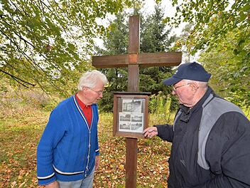 Bei seinem Grenzgang traf Herbert Kalb (rechts) in Mostholz auf Heinrich Günther. Gegenüber von dessen Haus erinnern Bilder an einen Hof, in dem die russischen Soldaten einquartiert waren. Zwölf Häuser wurden dort abgerissen. Sie mussten der Grenze Platz machen. Foto: Ronald Rinklef
