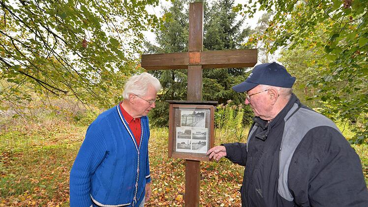 Bei seinem Grenzgang traf Herbert Kalb (rechts) in Mostholz auf Heinrich Günther. Gegenüber von dessen Haus erinnern Bilder an einen Hof, in dem die russischen Soldaten einquartiert waren. Zwölf Häuser wurden dort abgerissen. Sie mussten der Grenze Platz machen. Foto: Ronald Rinklef