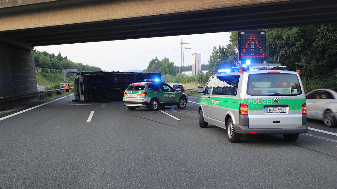 Lkw verliert Hinterreifen und stuerzt um