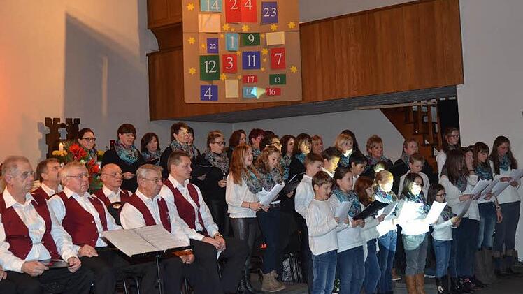 Die gastgebende Frauensinggruppe "Aufwind" mit den Kids beim Lied "Mitten in der Nacht wurde ein Kind geboren". Foto: Karl-Heinz Hofmann