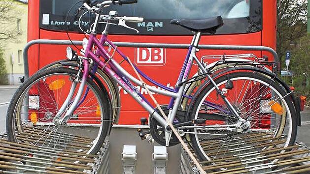 Busse im Frankenwald und Fichtelgebirge nehmen jetzt wieder Fahrr&auml;der "huckepack". Foto: Archiv/Dagmar Besand