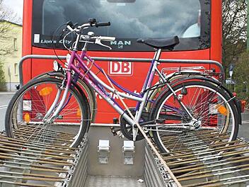 Busse im Frankenwald und Fichtelgebirge nehmen jetzt wieder Fahrr&auml;der "huckepack". Foto: Archiv/Dagmar Besand