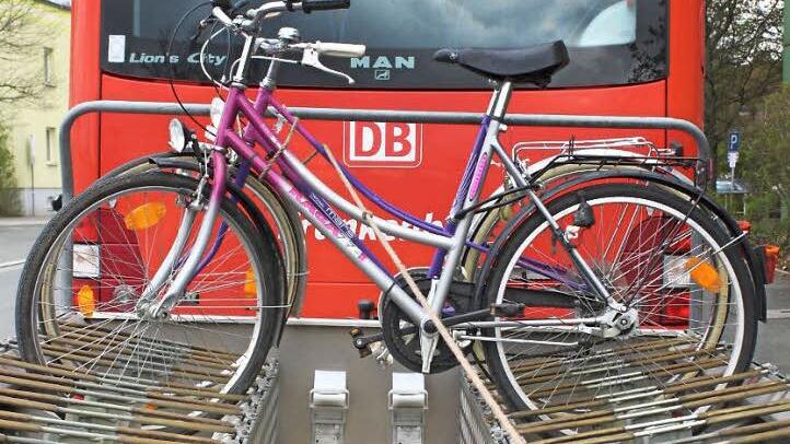 Busse im Frankenwald und Fichtelgebirge nehmen jetzt wieder Fahrr&auml;der "huckepack". Foto: Archiv/Dagmar Besand