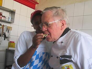 In seiner Rolle fühlt er sich sehr wohl: Alfred Schäfer als Vorkoster bei der "Bayrischen Schmankerl Woche" in Afrika. Zutaten und Zubereitung der Speisen sollten bis ins kleinste Detail passen. Foto: Alfred Schäfer privat