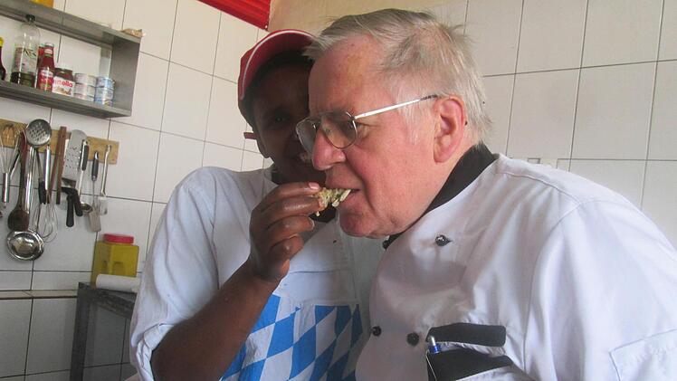 In seiner Rolle fühlt er sich sehr wohl: Alfred Schäfer als Vorkoster bei der "Bayrischen Schmankerl Woche" in Afrika. Zutaten und Zubereitung der Speisen sollten bis ins kleinste Detail passen. Foto: Alfred Schäfer privat