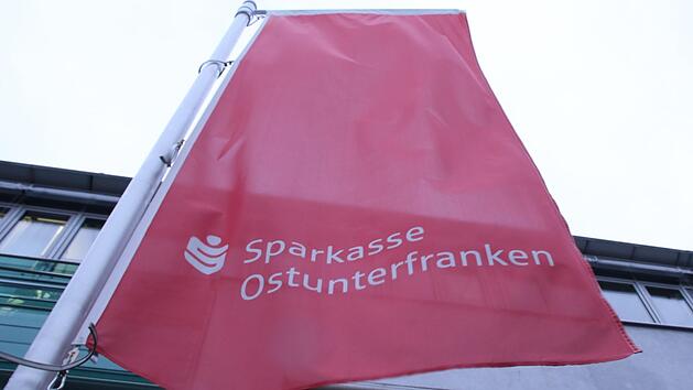 Die Hauptgesch&auml;ftsstelle der Sparkasse Ostunterfranken in Ha&szlig;furt. Foto: Andreas L&ouml;sch