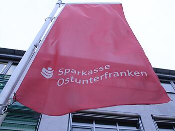 Die Hauptgeschäftsstelle der Sparkasse Ostunterfranken in Haßfurt. Foto: Andreas Lösch