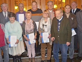 Karin Meserle (l.) wurde zum Ehrenmitglied des VdK OV Pressig ernannt. Ferner wurden langjährig treue Mitglieder geehrt. Mit im Bild, stellvertretender Kreisvorsitzender Dieter Wolf (hinten links), 2. Bürgermeister Wolfgang Förtsch (r.), Vorsitzender Hilmar Fiedler (2. v. r.) und Ehrenvorsitzender Otmar Raab (4.v. r.) Foto: K.- H. Hofmann