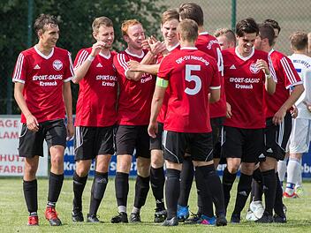 Viel Grund zum Jubeln hatten die Spieler des DJK-SV Neufang in dieser Saison. Im Derby gegen den TSV Steinberg will die Truppe von Trainer Andreas Engel ihre Heimschwäche endlich ablegen.  Foto: Heinrich Weiß/Archiv