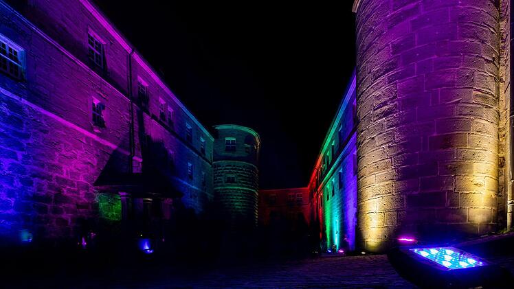 Die Festung Rosenberg erstrahlt derzeit in den buntesten Farben. Foto: Marian Hamacher