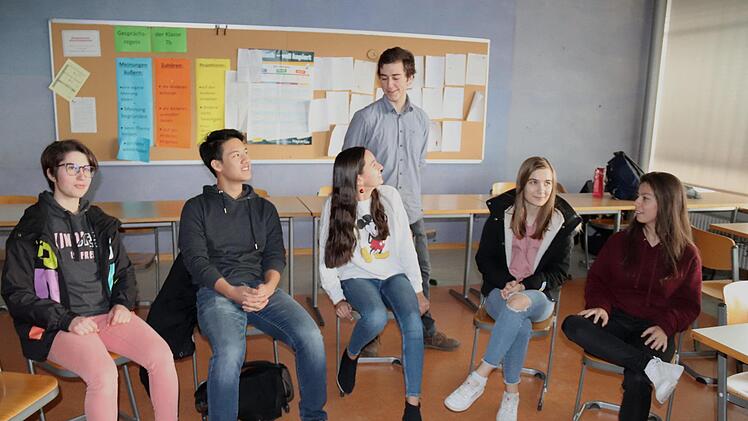 Julian Oelhaf klärt über sein Studium der Luft- und  Raumfahrtinformatik auf von links:  Sarah, Henry, Helena, Kim, Cecilia,  dahinter stehend Julian.Johanna Blum
