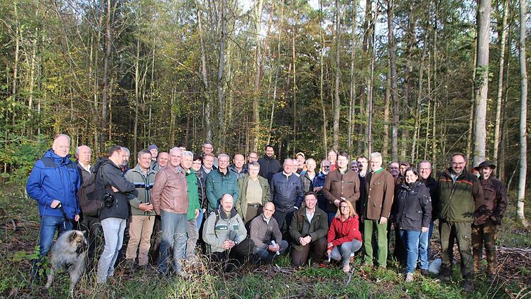 Die Teilnehmer des Rundgangs durch den Althäuser Wald, bei dem die Probleme, mit denen Waldbesitzer und Forstleute kämpfen, deutlich wurden. Thomas Malz