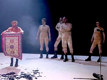 Atemlose Stille herrschte während der Aufführung von Aischylos' "Die Perser" im Kurtheater: Jörn Bregenzer (von links), Alrun Herbing, Steffen Weixler, Dominique Bals und Anja Stange vom Theater Hof stellten das antike Stück mit viel Wucht dar.  Foto: Gerhild Ahnert