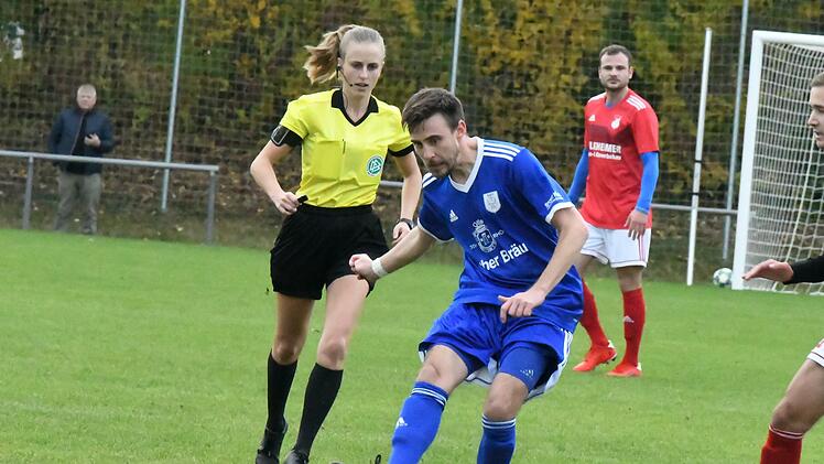 Mit Davina Lutz (im Bild), Manuela Kraus und Mareike Köberle laitete ein Frauen-Trio die Bezirksliga-Partie des TSV Münnerstadt (in blau) gegen den SV Rödelmaier. Foto: Hopf
