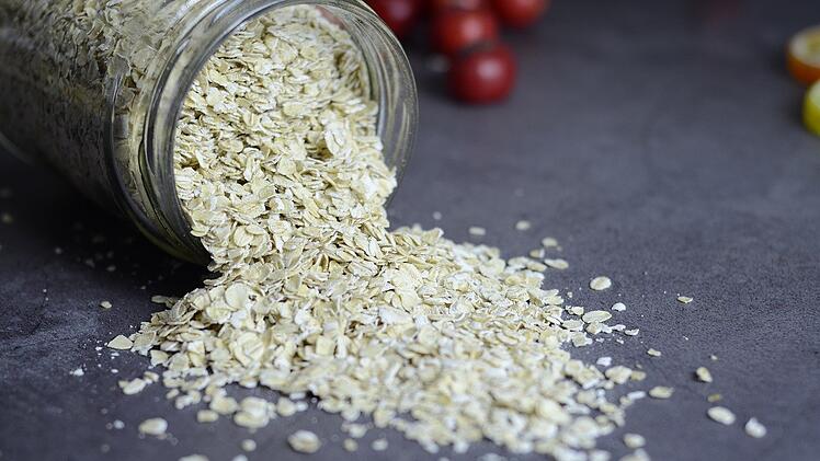 Haferflocken sind eine günstige Zutat zum Herstellen von Hafermilch in den eigenen vier Wänden.
