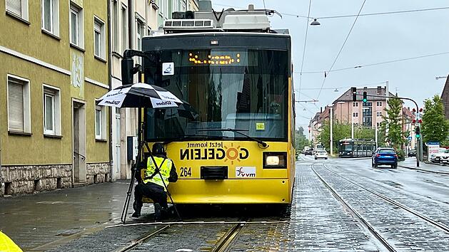 Mann von Stra&szlig;enbahn erfasst und schwer verletzt