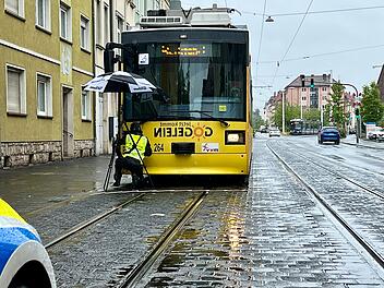 Mann von Straßenbahn erfasst und schwer verletzt