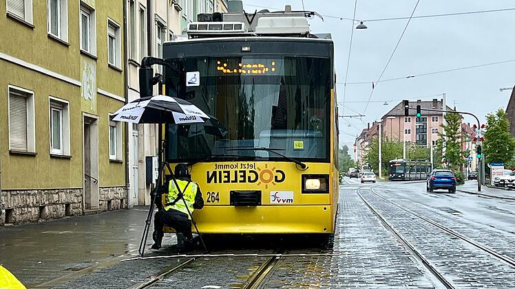 Mann von Straßenbahn erfasst und schwer verletzt
