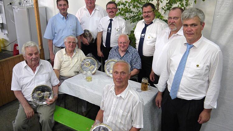 Ehrung der  langjährigen Mitglieder des Kleintierzuchtvereins Ebensfeld (stehend, von links), Bernd Polster, Josef Lieb, Friedrich Böhmer, Martin Zellmann, Herbert Endres, Bernhard Storath sowie (sitzend, von links) Willi Altstadt, Alfred Schmidt, Manfred Kuschel und Georg Bittner.