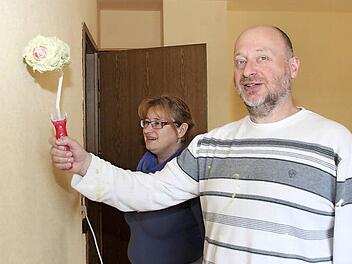Noch renoviert Jochen Grams, der neue Diakon in Bad Rodach, gemeinsam mit seiner Frau Nicola die neue Wohnung. Fotos: Thomas Heuchling