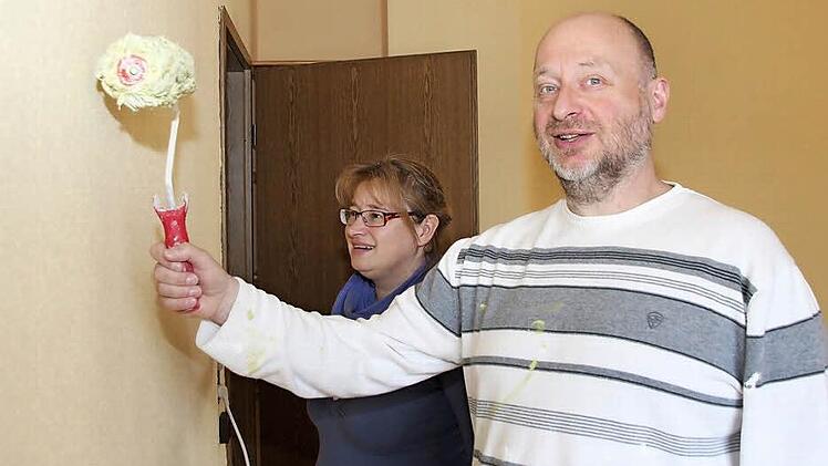 Noch renoviert Jochen Grams, der neue Diakon in Bad Rodach, gemeinsam mit seiner Frau Nicola die neue Wohnung. Fotos: Thomas Heuchling