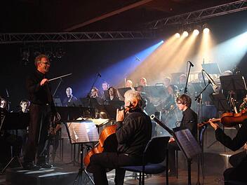 Erstmals spielt das Hackschnitzel-Orchester (im Bild: Konzert in Gambach) in der Scherenberghalle. Foto: privat