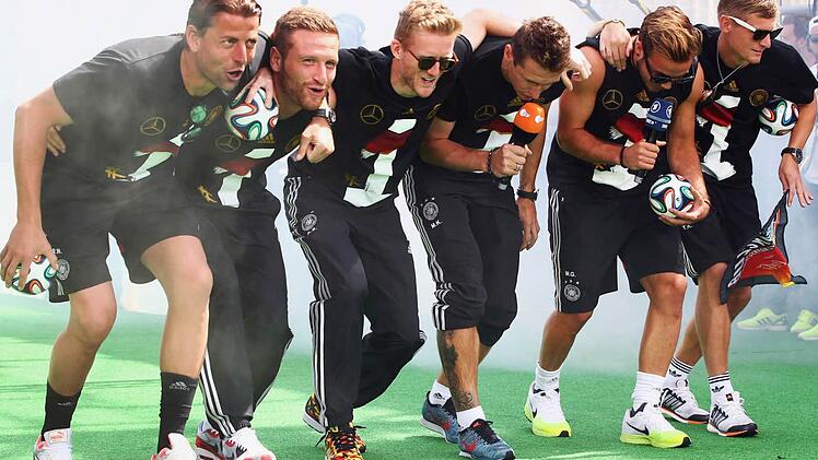 Roman Weidenfeller, Shkodran Mustafi, André Schürrle, Miroslav Klose, Mario Götze und Toni Kroos machen den "Gaucho-Dance". An der kleinen Vorführung scheiden sich die Geister. Foto: Alex Grimm/dpa