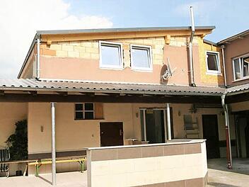 Zu einem Asyl für minderjährige Flüchtlinge aus Asien und Afrika wird das ehemalige Diskotheken- und Kino-Rückgebäude des Anwesens Bamberger Straße 17 in Hirschaid umgebaut.  Foto: Werner Baier